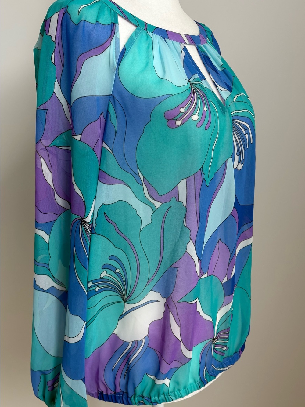 Jennifer Lopez Turquoise Blue Purple Floral Print Top with Gold Ring Detail - Picture 4 of 5
